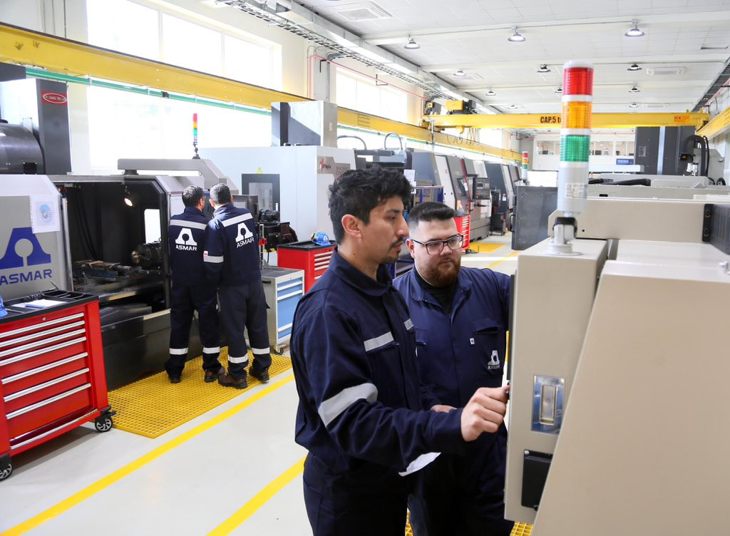 Operarios en el Centro de Manufactura Avanzada de Asmar Firma Ministerio de Defensa Nacional de Chile