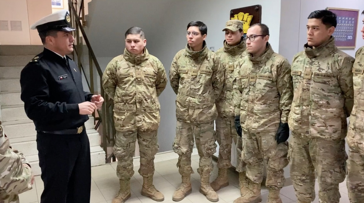 Sargento Segundo Litoral Juan Pablo Fica junto a delegaciu00f3n de Soldados Conscriptos del Eju00e9rcito en la Gobernaciu00f3n Maru00edtima de Punta Arenas Firma Armada de Chile