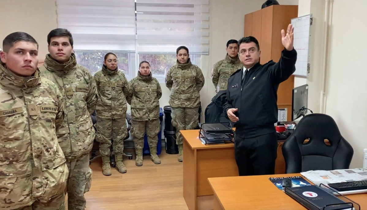 Soldados Conscriptos en el Centro zonal de Seu00f1alizaciu00f3n Maru00edtima de Punta Arenas conociendo las labores de los Fareros del Fin del Mundo Firma Armada de Chile