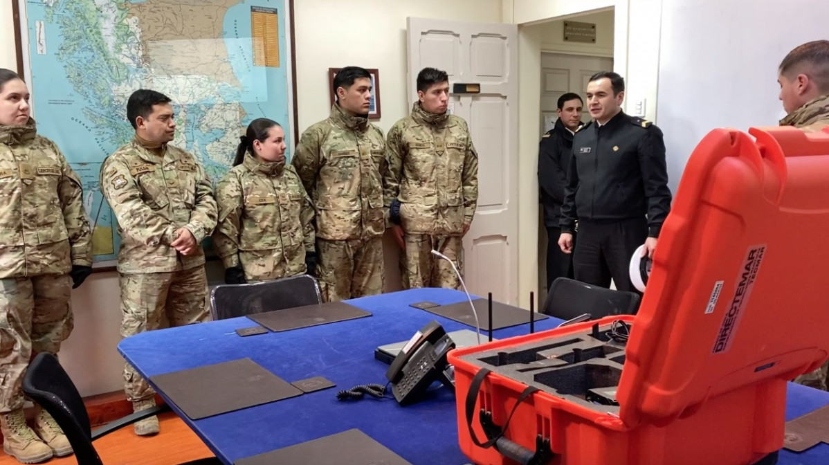 Delegaciu00f3n del Batallu00f3n de Telecomunicaciones Patagonia conociendo el Sistema de Busqueda y Salvamento Maru00edtimo Firma Armada de Chile
