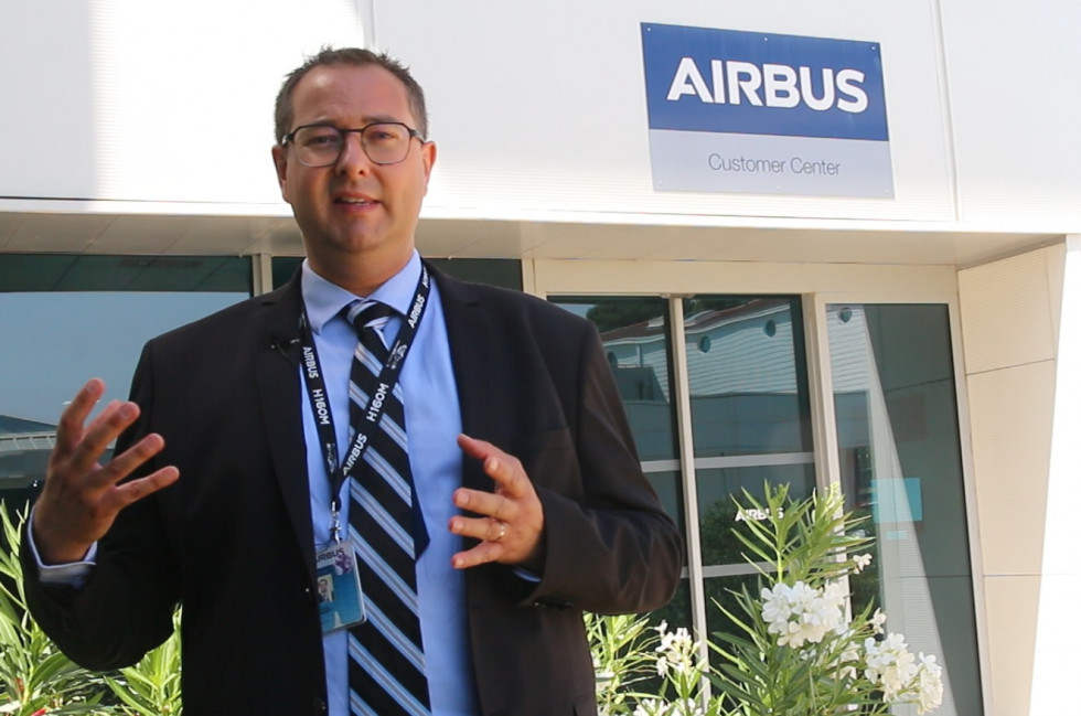 El responsable del programa del helicóptero H160M de Airbus Helicoptes, Vincent Chenot, durante la entrevista. Foto. Ginés Soriano Forte   Infodefensa