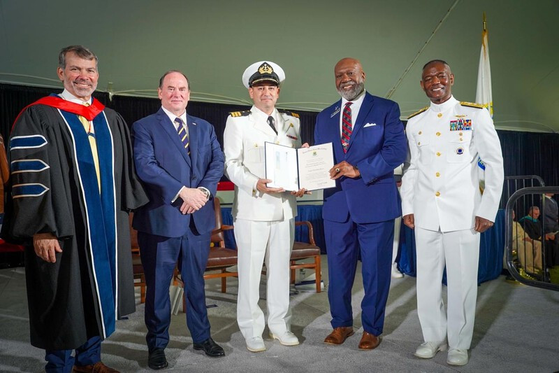 Capitán de fragata Sergio Huidobro Bono recibe premio Liderazgo Internacional del US Navy War College Firma Academia de Guerra Naval de la Armada de Chile 002