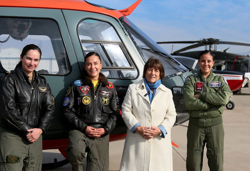 Ministra Adriana Delpiano con las mujeres piloto del Eju00e9rcito Armada y FACh Firma Minsterio de Defensa Nacional de Chile 002