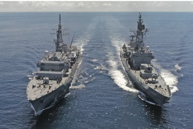El buque escuela Kashima (TV 3508) y el destructor Shimakaze (TV 3521) navegando en formación. Firma Fuerza Marítima de Autodefensa del Japón