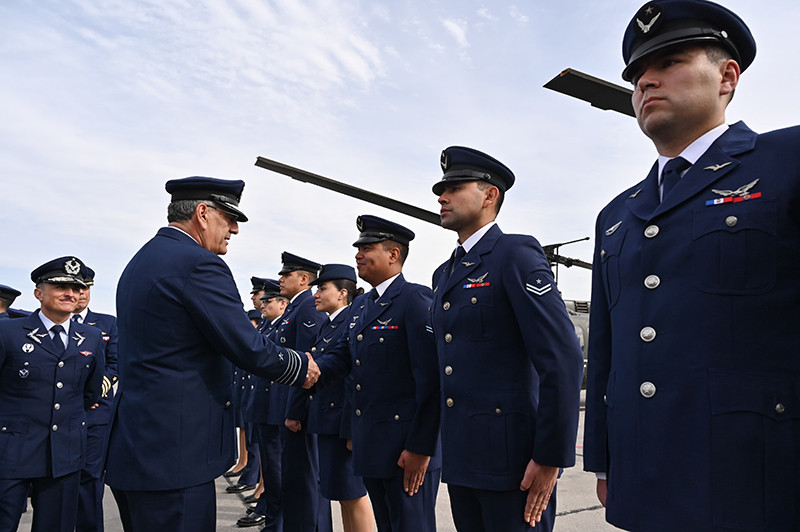 El general del aire Hugo Rodru00edguez saluda a personal del Grupo de Aviaciu00f3n Nu00b09 Firma FACh