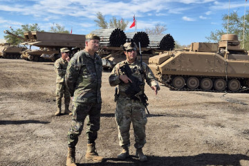 General Amador Enseñat y Berea en su visita a la 2ª Brigada Acorazada Cazadores Firma Ejército de Tierra español
