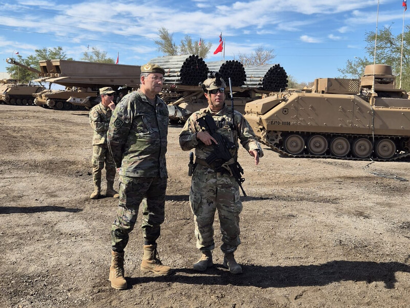 General Amador Enseñat y Berea en su visita a la 2ª Brigada Acorazada Cazadores Firma Ejército de Tierra español
