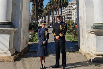 Coronel Liz Hutchinson y capitán de navío Jason White Firma Embajada Británica en Santiago de Chile