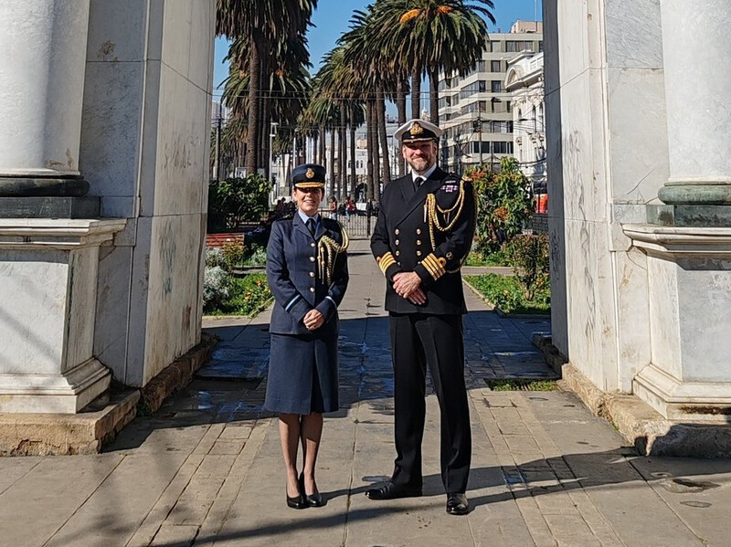Coronel Liz Hutchinson y capitán de navío Jason White Firma Embajada Británica en Santiago de Chile