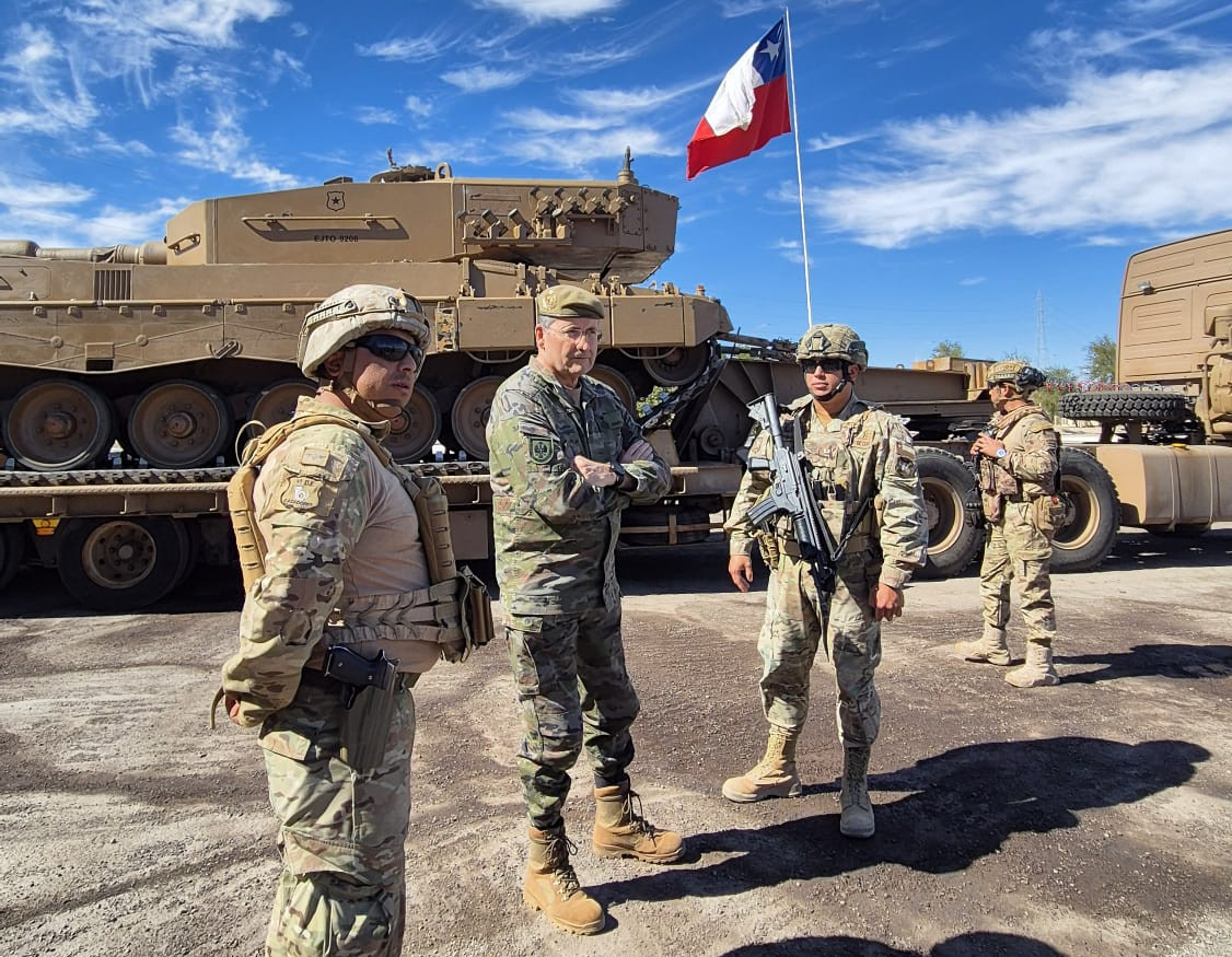 El general Amador Enseu00f1at y Berea junto a un tanque Leopard 2A4 de la 2u00aa Brigada Acorazada Cazadores Firma Eju00e9rcito de Tierra espau00f1ol