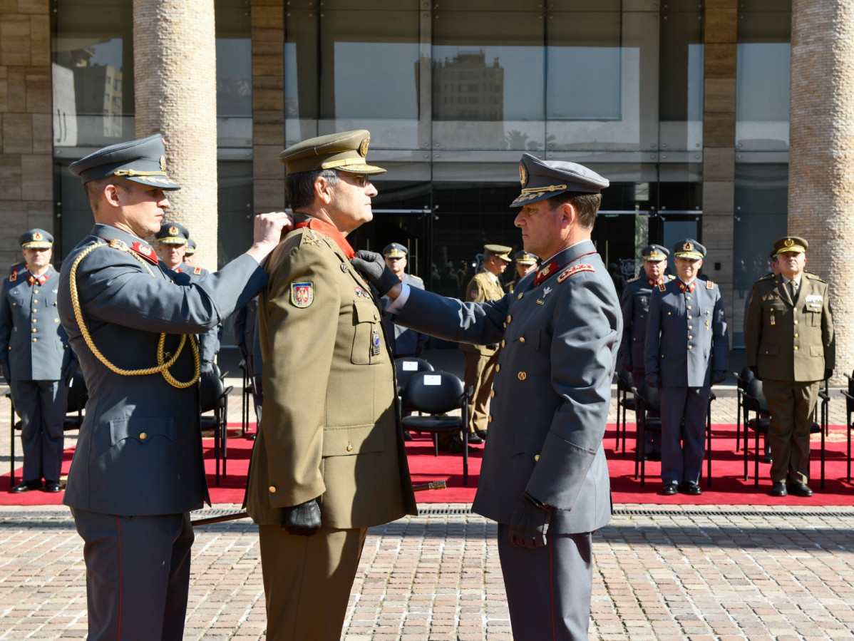 El general Javier Iturriaga impone la medalla Cruz de la Victoria al general Amador Enseu00f1at y Berea Firma Eju00e9rcito de Chile