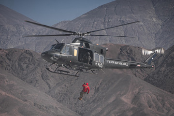 Helicóptero Bell UH 412 del Grupo de Aviación N°8 de la V Brigada Aérea efectuando un ejercicio SAR en Antofagasta Firma FACh