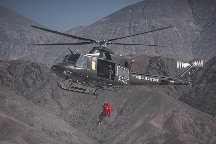Helicóptero Bell UH 412 del Grupo de Aviación N°8 de la V Brigada Aérea efectuando un ejercicio SAR en Antofagasta Firma FACh