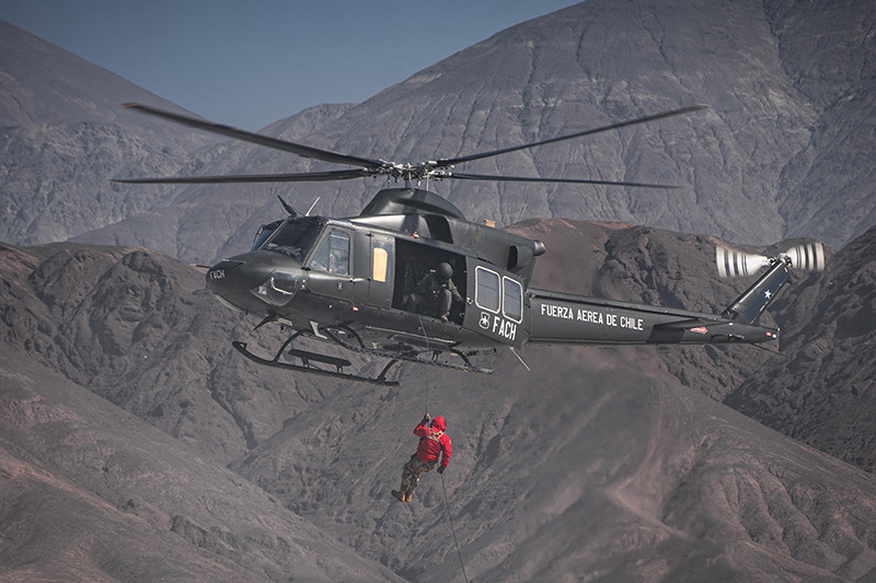 Helicóptero Bell UH 412 del Grupo de Aviación N°8 de la V Brigada Aérea efectuando un ejercicio SAR en Antofagasta Firma FACh