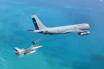 Avión Boeing KC 135E Stratotanker del Grupo de Aviación N°0 efectuando operación REA con un caza F 16C Block 50 del Grupo de Aviación N°3 durante el ejercicio Cruzex 2024 Firma FACh 002