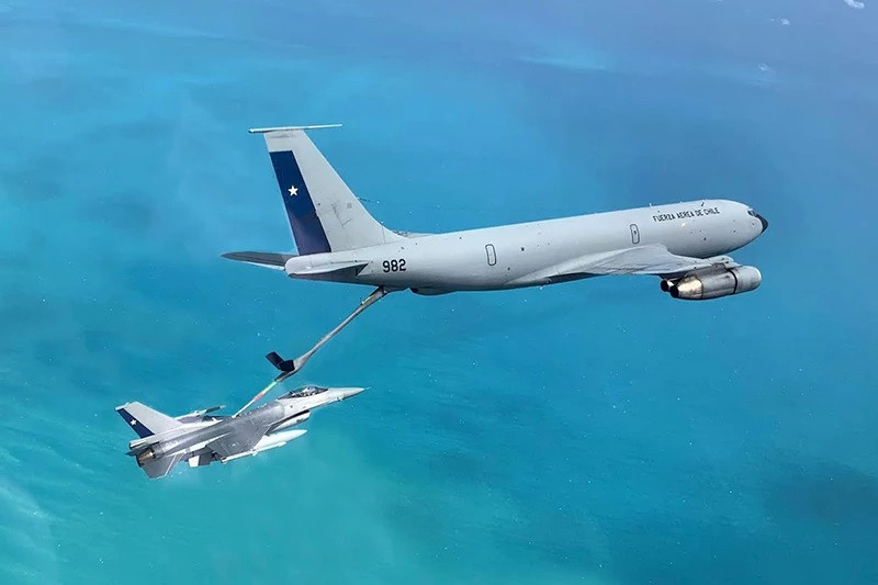 Avión Boeing KC 135E Stratotanker del Grupo de Aviación N°0 efectuando operación REA con un caza F 16C Block 50 del Grupo de Aviación N°3 durante el ejercicio Cruzex 2024 Firma FACh 002