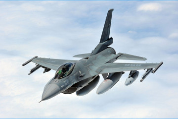 Avión de combate F 16C Block 50 del Grupo de Aviación N°3 fabricado por la empresa Lockheed Martin en Estados Unidos Firma FACh
