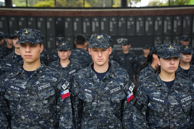 Cadetes con la nueva tenida azul pixelada Firma Escuela Naval Arturo Prat de la Armada de Chile 002