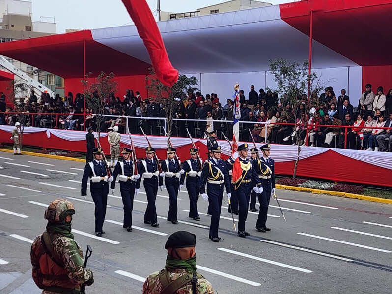 Desfile de la Escuela de Aviación Capitán Manuel Ávalos Prado de la FACh en el 204° aniversario de la independencia del Perú Firma Embajada de Chile en Perú 002