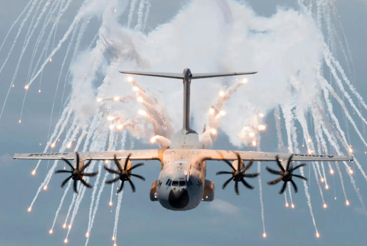 Lanzamiento de bengalas desde un A400M