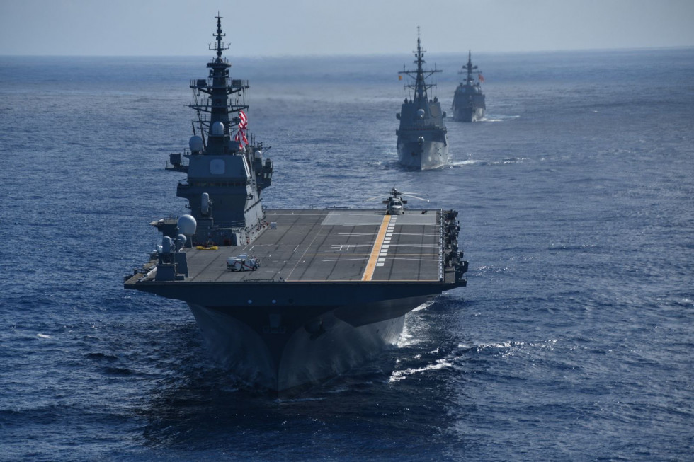 Fragata Méndez Núñez junto a dos buques de guerra japoneses en el Océano Índico