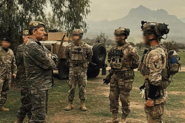El general Amador Enseñat y Berea junto a operadores de la BOE Lautaro Firma Comando de Operaciones Especiales del Ejército de Chile 002