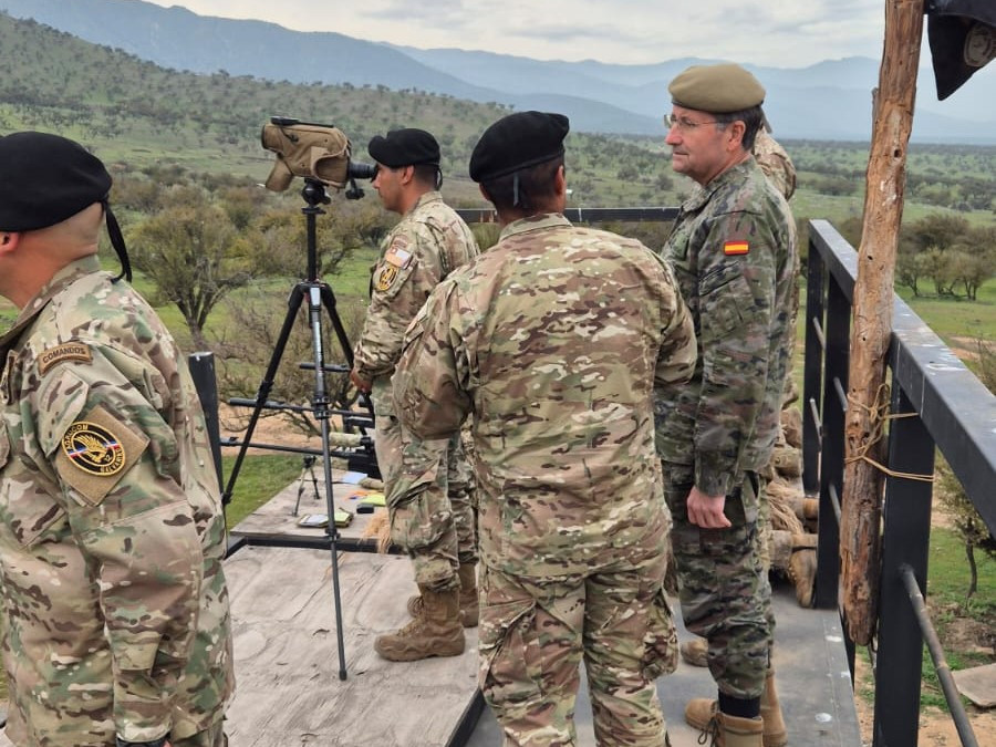 El general Amador Enseu00f1at y Berea observa el entrenamiento de francotiradores que imparte la Escuela de Paracaidistas y Fuerzas Especiales del Eju00e9rcito de Chile Firma Eju00e9rcito de Tierra espau00f1ol 002
