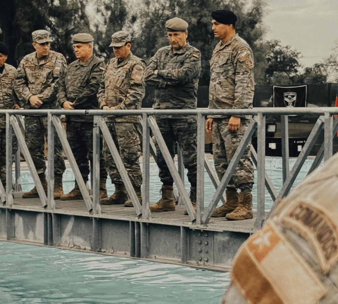 El jefe de Estado Mayor del Eju00e9rcito de tierra espau00f1ol en el Centro de Entrenamiento Anfibio de la BOE Lautaro Firma Comando de Operaciones Especiales del Eju00e9rcito de Chile