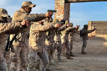 Soldados del Ejército del Aire realizan una práctica de tiro con sus pistolas HK USP Compact