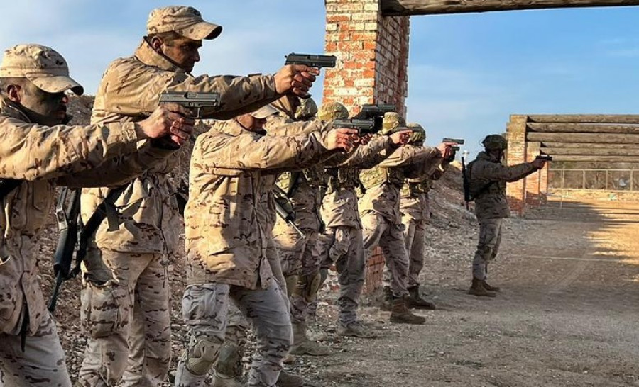Soldados del Ejército del Aire realizan una práctica de tiro con sus pistolas HK USP Compact