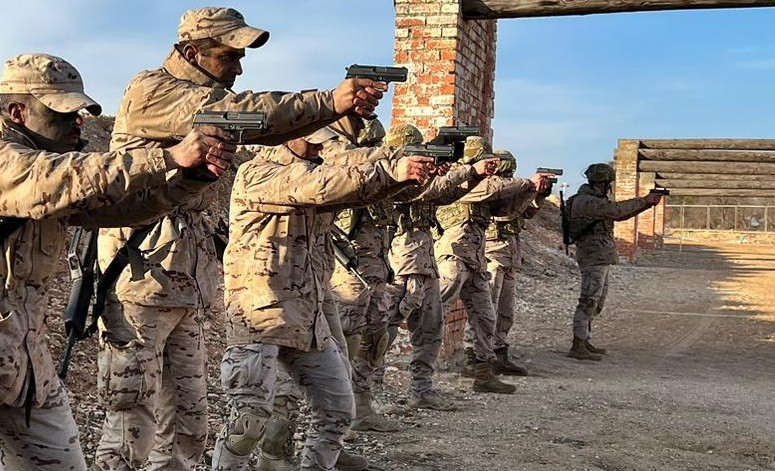 Soldados del Ejército del Aire realizan una práctica de tiro con sus pistolas HK USP Compact