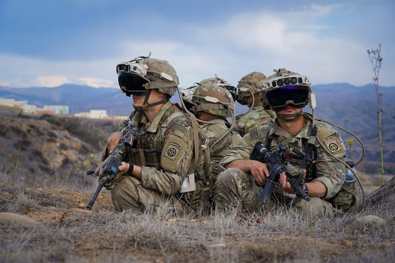 Soldados del 3° Equipo de Combate de Brigada de la 82ª División Aerotransportada entrenando con un sistema integrado de aumento visual Firma Sgt Thiem Huynh US Army