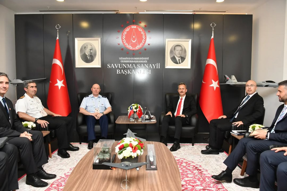 Reunión entre el general de brigada Eduardo Cuadra y  Haluk Görgün Firma Presidencia de Industrias de Defensa de Turquía