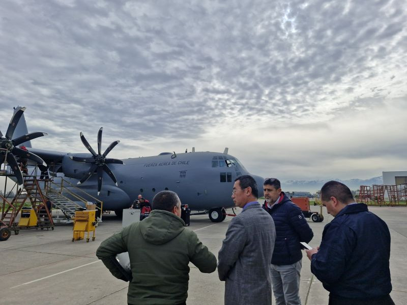 Presentación de avión de transporte C 130 Hercules de la FACh con el sistema  NP2000 de Collins Aerospace Firma Enaer