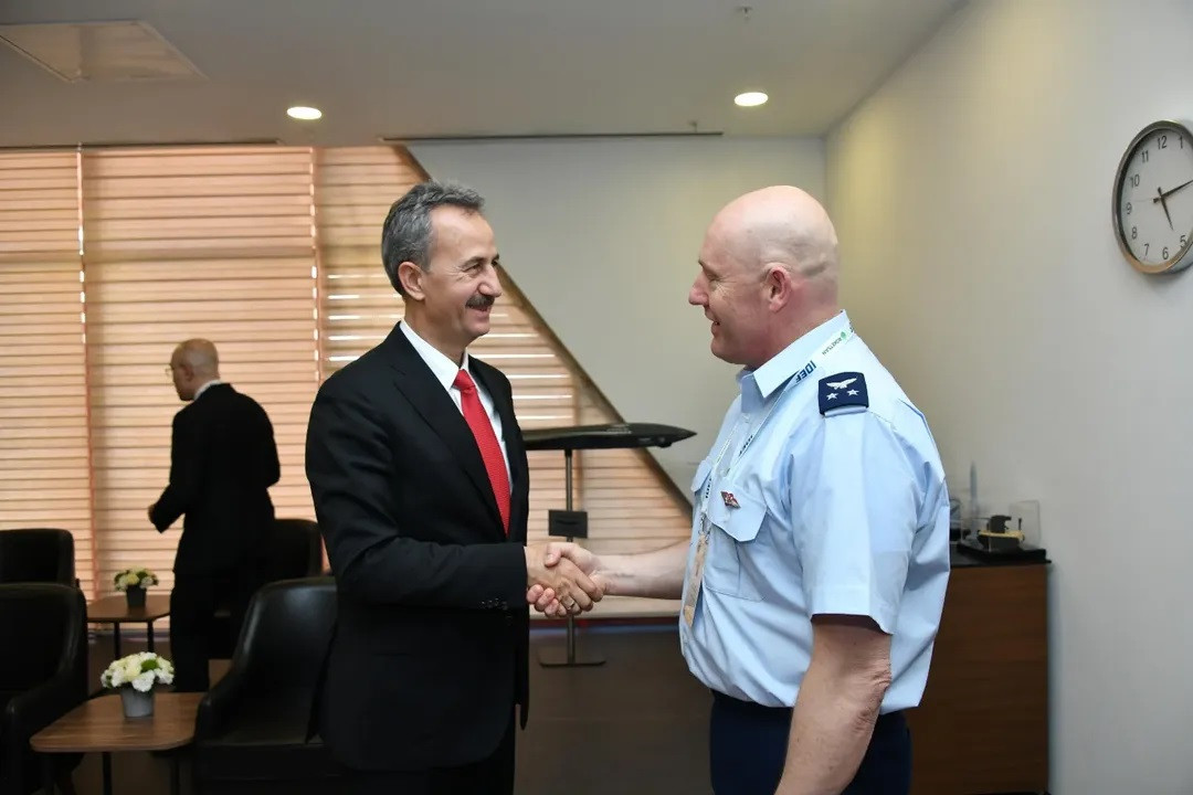 Haluk Gu00f6rgu00fcn saluda al director de Planificaciu00f3n Conjunta del Estado Mayor Conjunto de Chile Firma Savunma Sanayii Bau015fkanlu0131u011fu0131