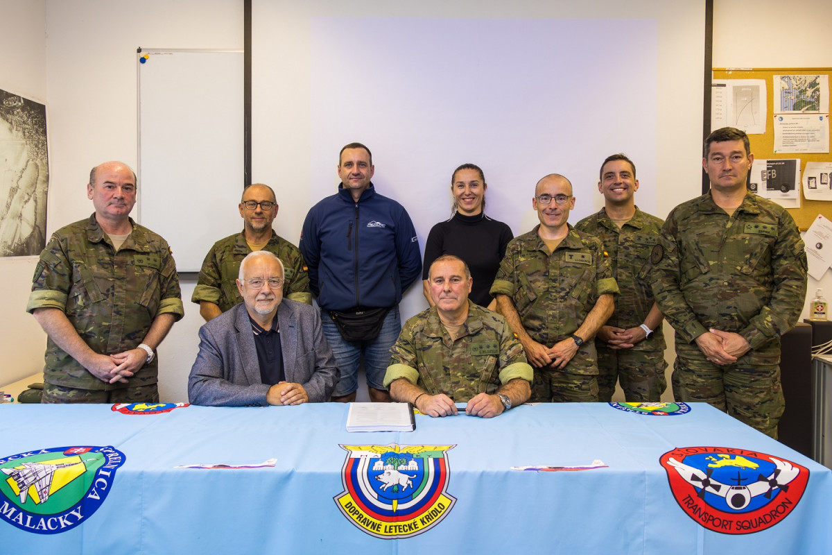 Recepciu00f3n Nuevo Hangar para helicu00f3pteros  UHEL Kuchyna