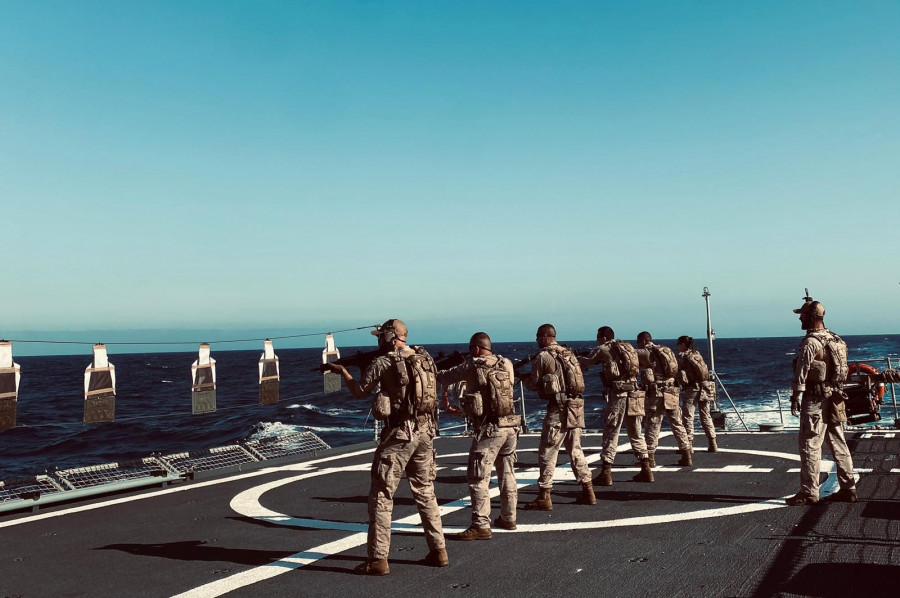 Adiestramiento de tiro a bordo el patrullero Atalaya