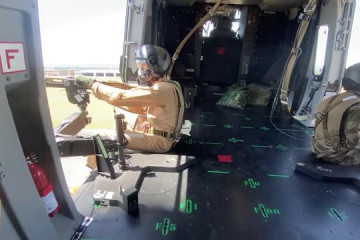 Soldados franceses disparan sus ametralladoras sobre el brazo articulado Strike en un NH 90 Caiman