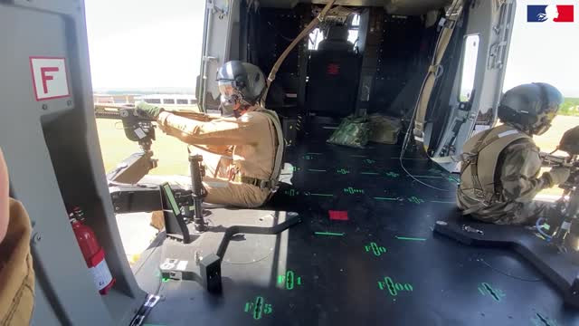 Soldados franceses disparan sus ametralladoras sobre el brazo articulado Strike en un NH 90 Caiman