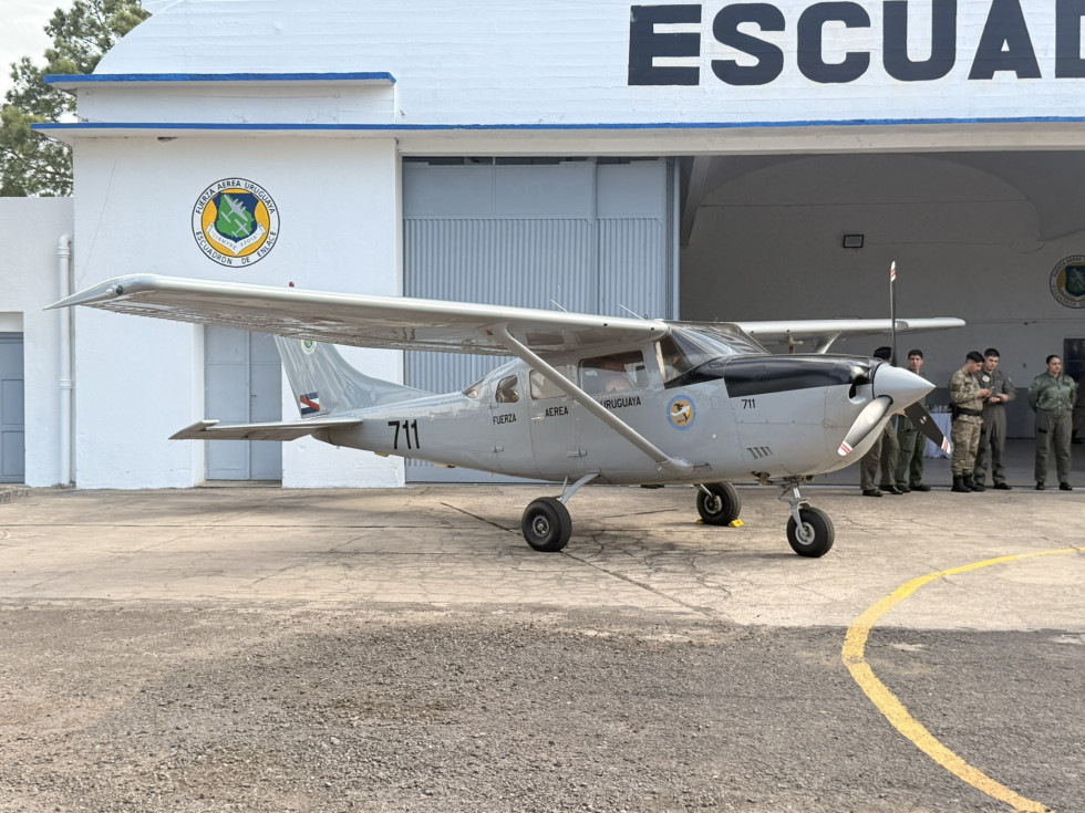 El Escuadrón de Enlace de la Fuerza Aérea Uruguaya celebra 34 años de vida y exhibe modernización de aeronave (14)