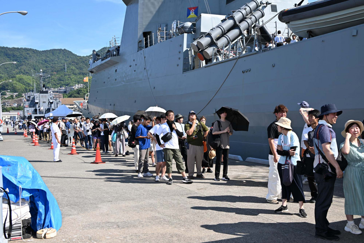Cientos de personas visitaron la fragata espau00f1ola Mu00e9ndez Nu00fau00f1ez durante su estancia en el puerto japonu00e9s de Kure