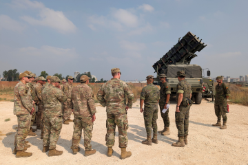 Los operadores del sistema muestran sus capacidades al personal de la USAF