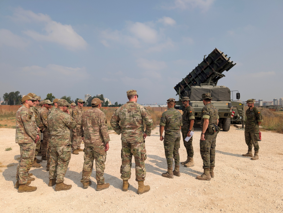 Los operadores del sistema muestran sus capacidades al personal de la USAF