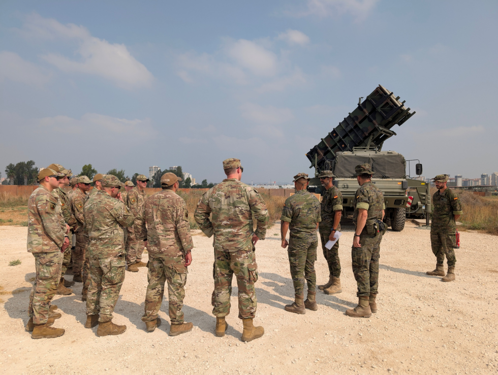 Los operadores del sistema muestran sus capacidades al personal de la USAF
