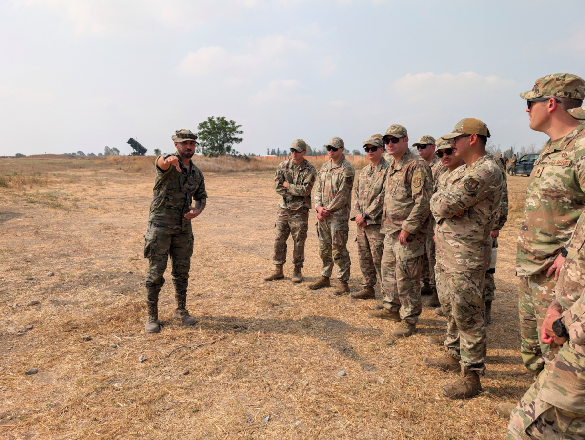 Los operadores del sistema muestran sus capacidades sobre el terreno al personal de la USAF