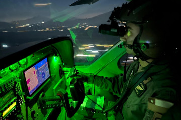 Alumno del Curso Básico de Oficiales de Aviación en la fase de vuelo práctico con lentes de visión nocturna Firma Ejército de Chile 002