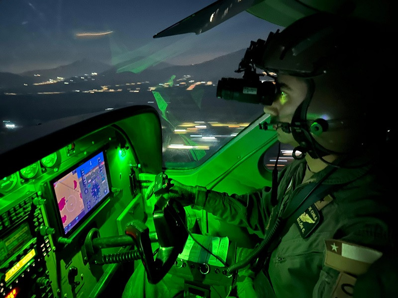Alumno del Curso Básico de Oficiales de Aviación en la fase de vuelo práctico con lentes de visión nocturna Firma Ejército de Chile 002