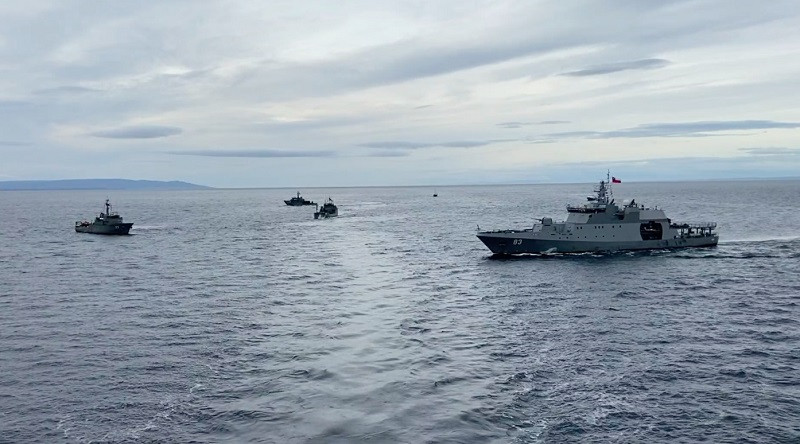 Navegación costera de unidades de la Tercera Zona Naval en el Estrecho de Magallanes Firma Armada de Chile 008