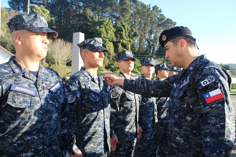 Nueva tenida de mimetismo pixelada azul Firma Escuela de Grumetes de la Armada de Chile