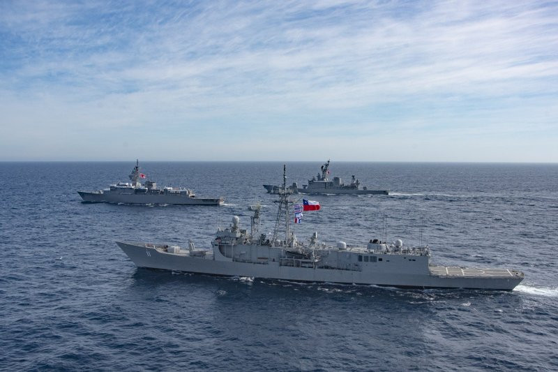 Ejercicio Passex entre la fragata FFG 11 Capitán Prat y el buque escuela Kashima  y el destructor Shimakaze de Japón Firma Armada de Chile